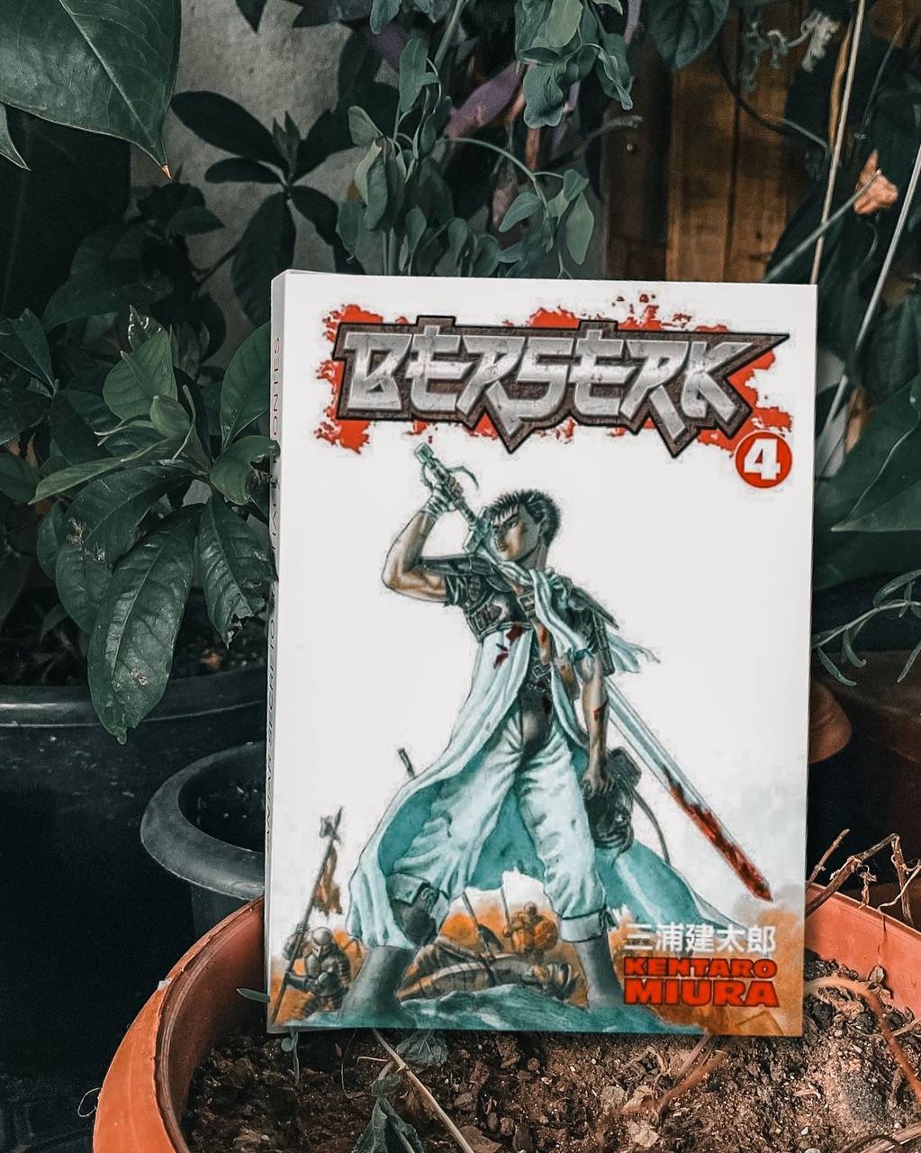 Berserk manga volume 4